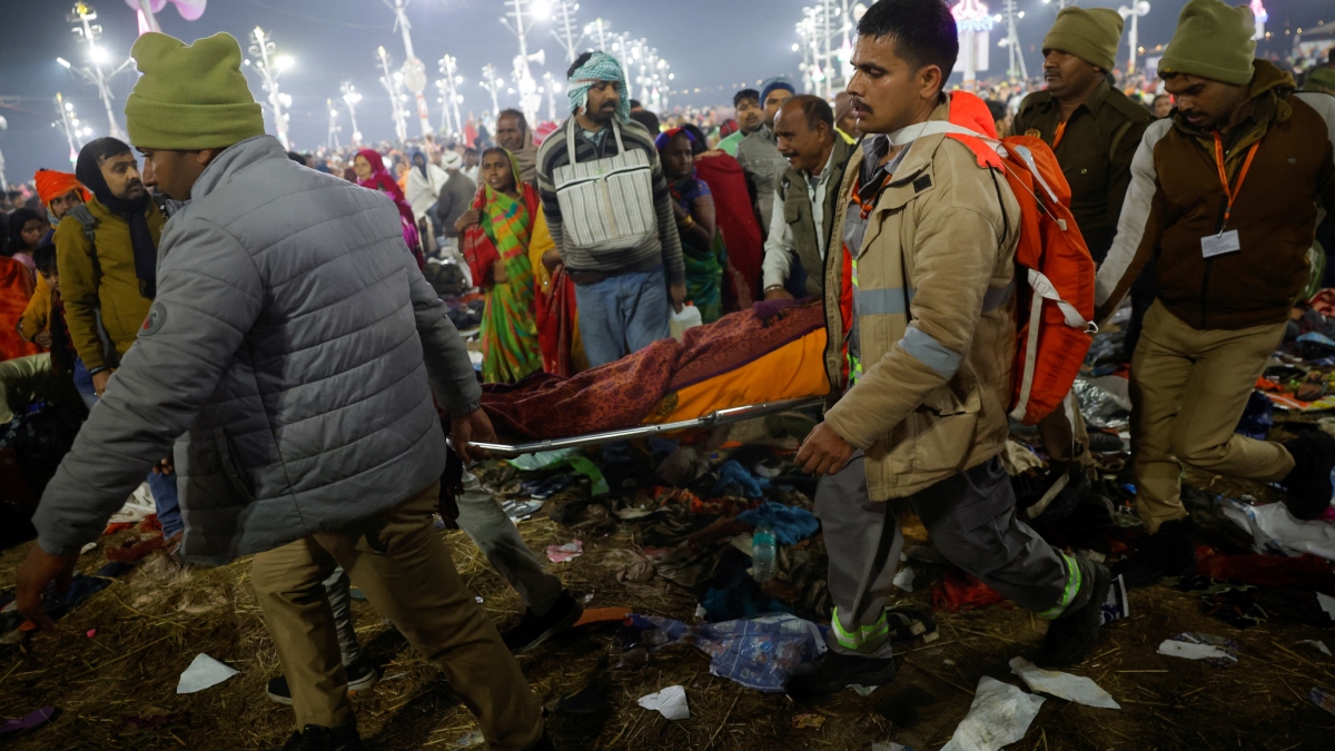 At UP’s Barabanki temple, monkeys start a fatal stampede that leaves two people dead and thirty-two injured.